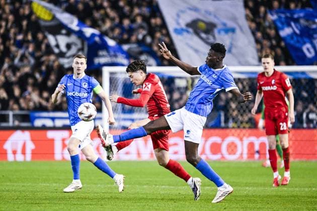 Freiburg s Yuito Suzuki and Genk s Ibrahima Sory Bangoura pictured in action during a game between Belgian soccer team KRC Genk and German Freiburg, Thursday 12 March 2026 in Genk, the first leg of the 1 16 Finals of the UEFA Europa League tournament. TOM GOYVAERTS TomxGoyvaerts  x167305042x