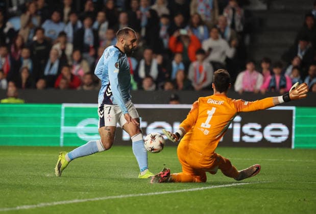 ESP: Real Celta v Olympique Lyonnais, EuropaLeague, 12 March 2026 Borja Iglesias of Real Club Celta de Vigo and Dominik Greig of Olympique Lyonnaisin action during the UEFA Europe League KO poff, 2st leg between Real Club Celta de Vigo and Olympique Lyonnais at Stadium Municipal ABANCA Balaidos on March 12,2026 in Vigo (Spain) (Photo by Luis de la Mata SportPix Sipa USA Vigo Stadium Municipal Balaidos ABANC Galicia Spain Copyright: xLuisxdexlaxMatax xsportPix.org.ux