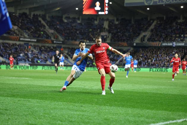 12 03 2026, xrekx, Football UEFA Europa League, KRC Genk SC Freiburg v l Zakaria El Ouahdi KRC Genk Christian Günter Guenter SC Freiburg Zweikampf, Aktion, action, battle for the ball DFL DFB REGULATIONS PROHIBIT ANY USE OF PHOTOGRAPHS as IMAGE SEQUENCES and or QUASI VIDEO Genk