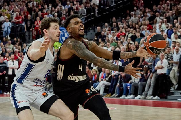 Turkish Airlines EuroLeague Basketball, FC Bayern Munich Basketball vs Anadolu Efes Istanbul, Munich FC Bayern Basketball, Munich FC Bayern Basketball, Istanbul Anadolu Efes, 2026 03 12 in Munich SAP Garden Pre-decision ball loss RATHAN MAYES Xavier FC Bayern Munich Guard G Nr4 BAY4 , HAZER Sehmus Anadolu Efes Istanbul Guard G Nr2 EFS2 sportworld Munich SAP Garden Bayern Germany