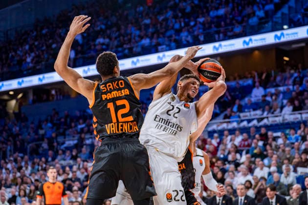 Real Madrid v Valencia Basket - Euroleague 2025 2026 Walter Tavares of Real Madrid (R) takes a rebound during the EuroLeague Regular Season Round 31 match between Real Madrid and Valencia Basket at Movistar Arena on March 12, 2026 in Madrid, Spain. Madrid Movistar Arena Madrid Spain Copyright: xAlbertoxGardinx AGardin_20260312_Basket_Euro_Rea_Mad_Val_0389