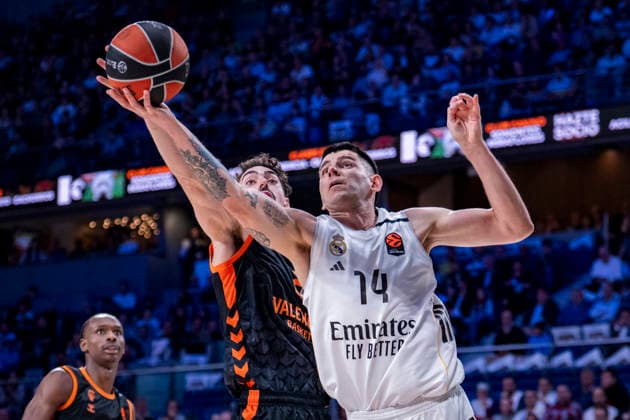 Real Madrid v Valencia Basket - Euroleague 2025 2026 Gabriel Deck of Real Madrid takes a rebound during the EuroLeague Regular Season Round 31 match between Real Madrid and Valencia Basket at Movistar Arena on March 12, 2026 in Madrid, Spain. Madrid Movistar Arena Madrid Spain Copyright: xAlbertoxGardinx AGardin_20260312_Basket_Euro_Rea_Mad_Val_0402