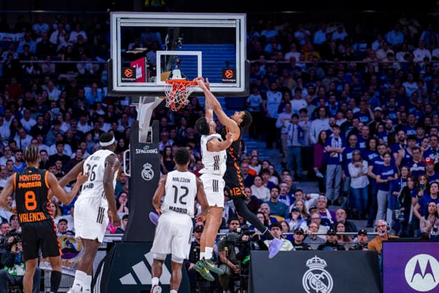 Real Madrid v Valencia Basket - Euroleague 2025 2026 Neal Sako of Valencia Basket (R) dunks the ball during the EuroLeague Regular Season Round 31 match between Real Madrid and Valencia Basket at Movistar Arena on March 12, 2026 in Madrid, Spain. Madrid Movistar Arena Madrid Spain Copyright: xAlbertoxGardinx AGardin_20260312_Basket_Euro_Rea_Mad_Val_0408