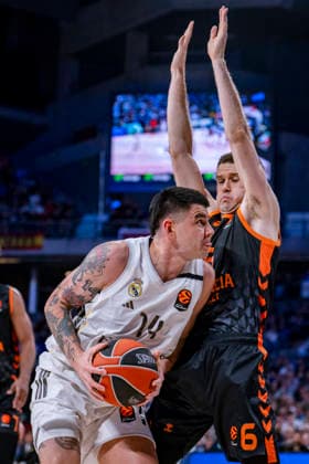 Real Madrid v Valencia Basket - Euroleague 2025 2026 Gabriel Deck of Real Madrid (L) in action with the ball defended by Xabi Lopez-Arostegui of Valencia Basket (R) during the EuroLeague Regular Season Round 31 match between Real Madrid and Valencia Basket at Movistar Arena on March 12, 2026 in Madrid, Spain. Madrid Movistar Arena Madrid Spain Copyright: xAlbertoxGardinx AGardin_20260312_Basket_Euro_Rea_Mad_Val_0412