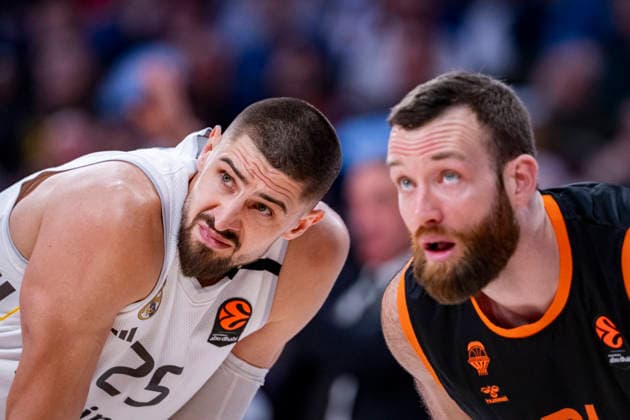 Real Madrid v Valencia Basket - Euroleague 2025 2026 Alex Len of Real Madrid (L) is seen fighting for a rebound with Matthew Costello of Valencia Basket (R) during the EuroLeague Regular Season Round 31 match between Real Madrid and Valencia Basket at Movistar Arena on March 12, 2026 in Madrid, Spain. Madrid Movistar Arena Madrid Spain Copyright: xAlbertoxGardinx AGardin_20260312_Basket_Euro_Rea_Mad_Val_0415