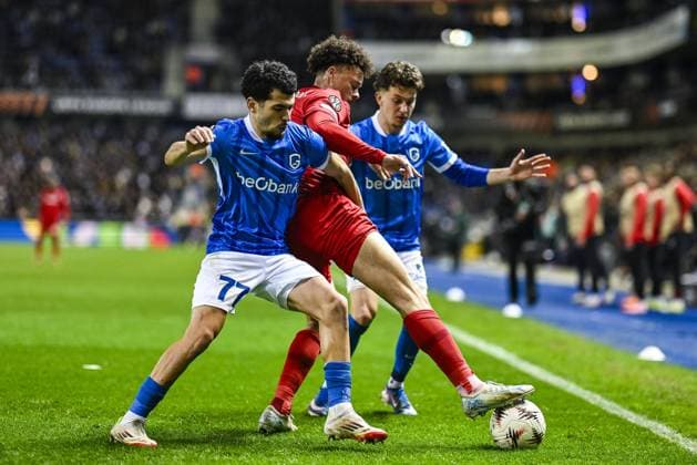 Genk s Zakaria El Ouahdi and Freiburg s Derry Scherhant pictured in action during a game between Belgian soccer team KRC Genk and German Freiburg, Thursday 12 March 2026 in Genk, the first leg of the 1 16 Finals of the UEFA Europa League tournament. TOM GOYVAERTS TomxGoyvaerts  x167307646x