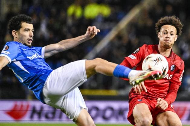 Genk s Zakaria El Ouahdi and Freiburg s Derry Scherhant pictured in action during a game between Belgian soccer team KRC Genk and German Freiburg, Thursday 12 March 2026 in Genk, the first leg of the 1 16 Finals of the UEFA Europa League tournament. TOM GOYVAERTS TomxGoyvaerts  x167307910x