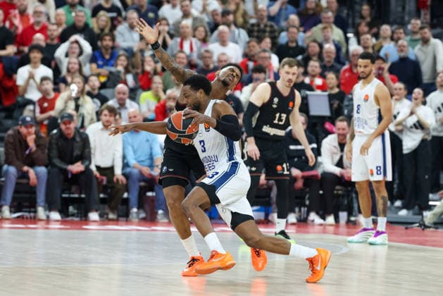 Jordan Loyd Anadolu Efes Istanbul, 03 in duel with Xavier Rathan Mayes FC Bayern Basketball, 04 , GER, FC Bayern Basketball vs Anadolu Efes Istanbul, Basketball, Euroleague, Matchday 31, Season 2025 2026, 12 03 2026, GER, FC Bayern Basketball vs Anadolu Efes Istanbul, Basketball, Euroleague, Matchday 31, Season 2025 2026, 12 03 2026 Munich Copyright: xEibner-Pressefoto JennixMaulx EP_JML