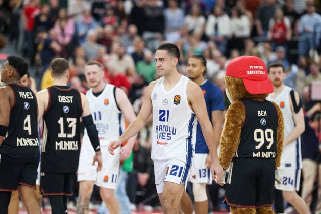 The Anadolu Efes Istanbul team celebrates the victory, Emotions, Cole Swider Anadolu Efes Istanbul, 21 , GER, FC Bayern Basketball vs Anadolu Efes Istanbul, Basketball, Euroleague, Matchday 31, 2025 2026 season, 12 03 2026, GER, FC Bayern Basketball vs Anadolu Efes Istanbul, Basketball, Euroleague, Matchday 31, 2025 2026 season, 12 03 2026 Munich Copyright: xEibner-Pressefoto JennixMaulx EP_JML