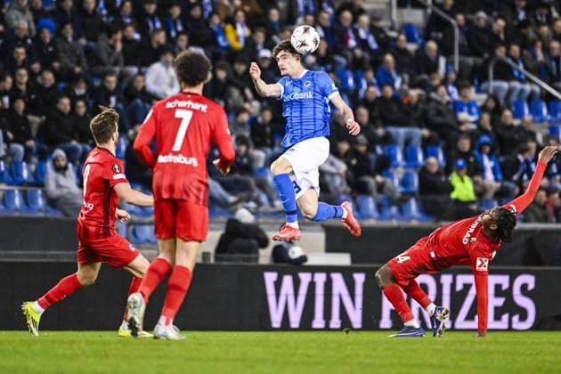 Genk s Robin Mirisola and Freiburg s Johan Manzambi pictured in action during a game between Belgian soccer team KRC Genk and German Freiburg, Thursday 12 March 2026 in Genk, the first leg of the 1 16 Finals of the UEFA Europa League tournament. TOM GOYVAERTS TomxGoyvaerts  x167307965x