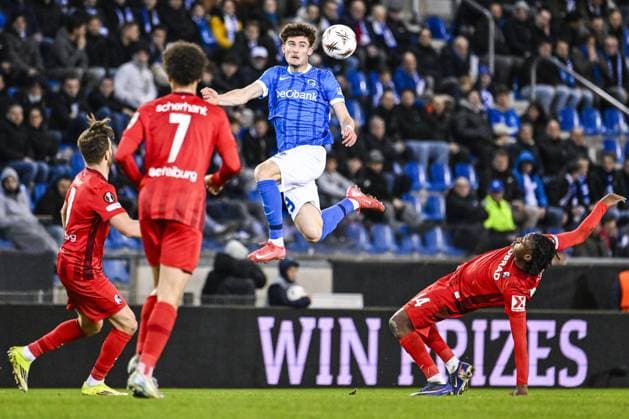 Genk s Robin Mirisola and Freiburg s Johan Manzambi pictured in action during a game between Belgian soccer team KRC Genk and German Freiburg, Thursday 12 March 2026 in Genk, the first leg of the 1 16 Finals of the UEFA Europa League tournament. TOM GOYVAERTS TomxGoyvaerts  x167307978x