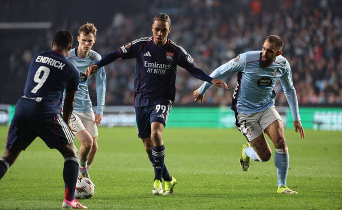ESP: Real Celta v Olympique Lyonnais, EuropaLeague, 12 March 2026 Nartey of Lyon and Borja Iglesias of Real Club Celta de Vigo in action during the UEFA Europe League KO poff, 2st leg between Real Club Celta de Vigo and Olympique Lyonnais at Stadium Municipal ABANCA Balaidos on March 12,2026 in Vigo (Spain) (Photo by Luis de la Mata SportPix Sipa USA Vigo Stadium Municipal Balaidos ABANC Galicia Spain Copyright: xLuisxdexlaxMatax xsportPix.org.ux