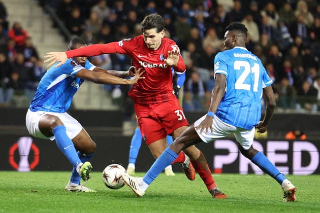 12 03 2026, xrekx, Football UEFA Europa League, KRC Genk SC Freiburg v l Mujaid Sadick KRC Genk Igor Matanovic SC Freiburg Ibrahima Sory Bangoura KRC Genk Zweikampf, Aktion, action, battle for the ball DFL DFB REGULATIONS PROHIBIT ANY USE OF PHOTOGRAPHS as IMAGE SEQUENCES and or QUASI VIDEO Genk