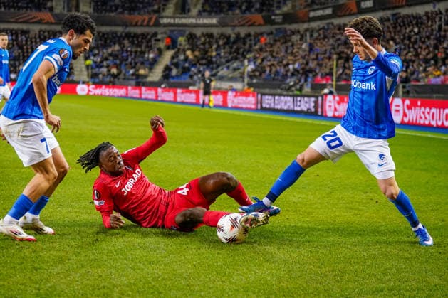 Belgium Football Europa League 2025 2026, Round of 16 KRC Genk vs SC Freiburg Cegeka Arena Genk Johan Manzambi SC Freiburg, 44 Konstantinos Karetsas KRC Genk, 20 Jarne Steuckers KRC Genk, 7 Copyright: xJOERANxSTEINSIEKx