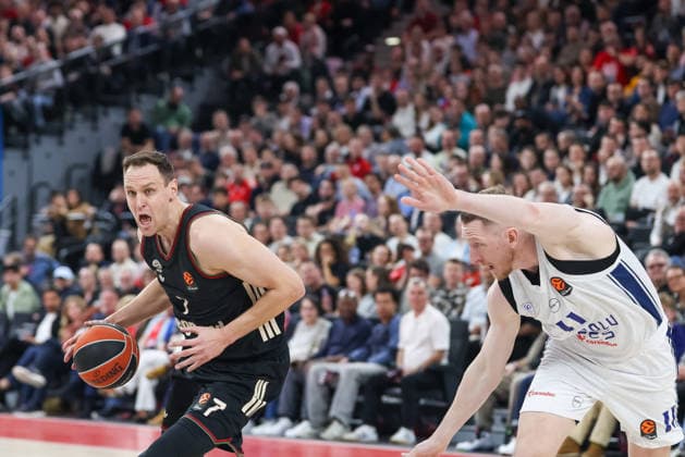 Johannes Voigtmann FC Bayern Basketball, 07 with Rolands Smits Anadolu Efes Istanbul, 11 , GER, FC Bayern Basketball vs Anadolu Efes Istanbul, Basketball, Euroleague, Matchday 31, Season 2025 2026, 12 03 2026, GER, FC Bayern Basketball vs Anadolu Efes Istanbul, Basketball, Euroleague, Matchday 31, Season 2025 2026, 12 03 2026 Munich Copyright: xEibner-Pressefoto JennixMaulx EP_JML