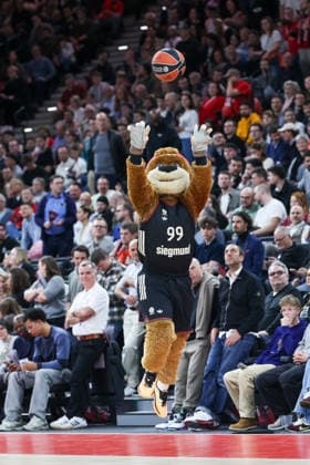 Mascot Ben throwing the ball, GER, FC Bayern Basketball vs Anadolu Efes Istanbul, Basketball, Euroleague, Matchday 31, Season 2025 2026, 12 03 2026, GER, FC Bayern Basketball vs Anadolu Efes Istanbul, Basketball, Euroleague, Matchday 31, Season 2025 2026, 12 03 2026 Muenchen Copyright: xEibner-Pressefoto JennixMaulx EP_JML