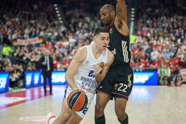 Cole Swider Anadolu Efes Istanbul, 21 with Isiaha Mike FC Bayern Basketball, 22 , GER, FC Bayern Basketball vs Anadolu Efes Istanbul, Basketball, Euroleague, Matchday 31, Season 2025 2026, 12 03 2026, GER, FC Bayern Basketball vs Anadolu Efes Istanbul, Basketball, Euroleague, Matchday 31, Season 2025 2026, 12 03 2026 Munich Copyright: xEibner-Pressefoto JennixMaulx EP_JML