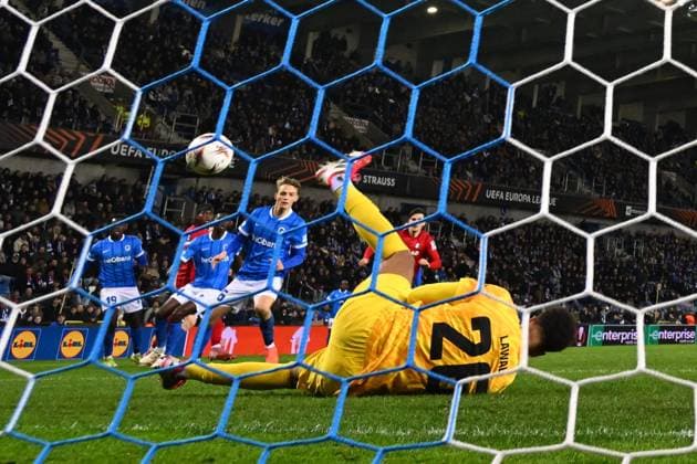 KRC Genk v Freiburg - UEFA Europa League GENK, BELGIUM - MARCH 12 : Lawal Tobias goalkeeper of KRC Genk stops the ball, Smets Matte defender of KRC Genk during the UEFA Europa League 2025 26 round of 16 match first leg between KRC Genk and Freiburg on March 12, 2026 in Genk, Belgium, 12 03 2026 Genk Belgium  Copyright: xVincentxKalutx