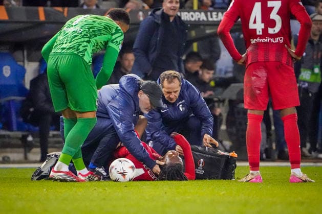 Belgium Football Europa League 2025 2026, Round of 16 KRC Genk vs SC Freiburg Cegeka Arena Genk Johan Manzambi SC Freiburg, 44 injured on the ground Copyright: xJOERANxSTEINSIEKx