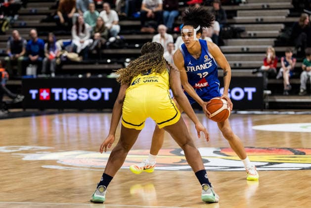 LYON-VILLEURBANNE, FRANCE - MARCH 12: Leila Lacan (France, 42) controls the ball during the FIBA Women™s World Cup Qualifying Tournament match between Colombia (COL) vs. France (FRA) at Astroballe on matchday 2 of the FIBA Women™s World Cup Qualifying Tournament on March 12, 2026 in Lyon-Villeurbanne, France. France Copyright: xSteffiexWunderlx