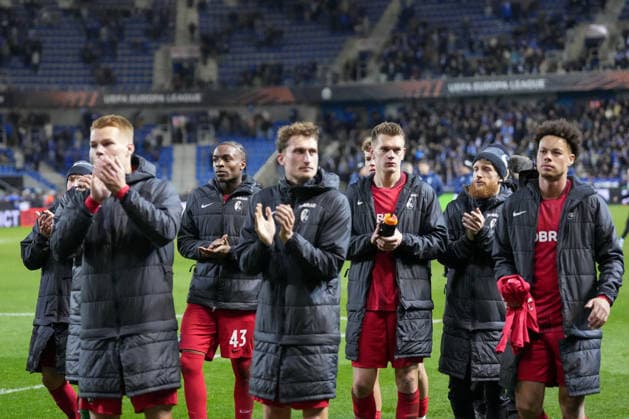 The team thanks the fans and Ultras after the match, Philipp Lienhart SC Freiburg, 03 , Bruno Ogbus SC Freiburg, 43 , Patrick Osterhage SC Freiburg, 06 , Matthias Ginter SC Freiburg, 28 , Jan Niklas Beste SC Freiburg, 19 , Derry Scherhant SC Freiburg, 07 , Belgium, Football, UEFA Europa League, Round of 16 first leg, 2025 2026, KRC Genk vs SC Freiburg, 12 03 2026, KRC Genk Arena, Cegeka Arena, Genk, Belgium Genk KRC Genk Arena, Cegeka Arena Limburg Belgium Copyright: xArnexAmbergx
