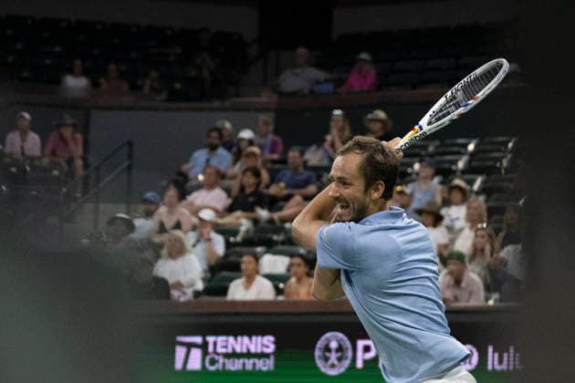 March 12, 2026, Indian Wells, California, USA: DANIIL MEDVEDEV of Russia hits a backhand against Jack Draper of Great Britain during their quarterfinal match at the BNP Paribas Open at Indian Wells Tennis Garden on March 12, 2026 in Indian Wells, CA. Indian Wells USA - ZUMAl140 20260312_aap_l140_063 Copyright: xShelleyxLiptonx