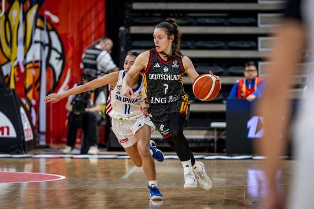Basketball Villeurbanne 12.03.2026 Wommen™s Basketball World Cup 2026 Qualifying Tournament Philippinen (PHI) - Deutschland (GER) Jennifer Crowder (Deutschland, No.07) Stefanie Berberabe (Philippinen, No.11) *** Basketball Villeurbanne 12 03 2026 Wommen™s Basketball World Cup 2026 Qualifying Tournament Philippines PHI Germany GER Jennifer Crowder Germany, No 07 Stefanie Berberabe Philippines, No 11