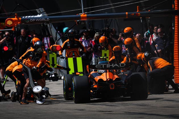 F1 - CHINESE GRAND PRIX 2026 01 NORRIS Lando (gbr), McLaren F1 Team MCL40, action pitstop during the Formula 1 Heineken Chinese Grand Prix 2026, 2nd round of the 2026 Formula One World Championship, WM, Weltmeisterschaft from March 13 to 15, 2026 on the Shanghai International Circuit, in Shanghai, China - ShanghaiChina  Copyright: xANTONINxVINCENTx