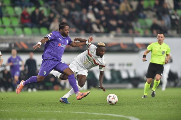 Fußball, EL, Ferencvaros Budapest - Sporting Braga Ferencvarosi TC v SC Braga - UEFA Europa League 2025 26 Round of 16 First Leg Bamidele Yusuf of Ferencvaros and Florian Grillitsch of SC Braga play in the Europa League round of 16 first leg match between Ferencvarosi TC and SV Braga in Budapest, Hungary, on March 12. Budapest Budapest Hungary  Copyright: xBalintxSzentgallayx originalFilename:szentgallay-ferencva260312_npbmg.jpg
