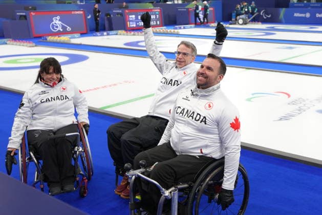 CORTINA, ITALIEN 20260313 Kanada julbar efter segern mot Sydkorea efter semifinalen i curling mixad i Paralympics pa Cortina Curling Olympic Stadium. *** Bilden ingar i SPORTPAKET. För övriga BETALBILD *** CORTINA ITALIEN x10500x *** CORTINA, ITALY 20260313 Canada Christmas bar after the victory against South Korea after the semi-final of mixed curling in the Paralympics at the Cortina Curling Olympic Stadium Picture in SPORT PACKAGE For others PAY PICTURE CORTINA ITALY x10500x  Copyright: xMagnusxLejhall ParasportxSverige TT TTx PARALYMPICS 2026 CURLING