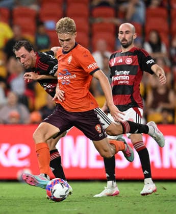 ALEAGUE ROAR WANDERERS, Sam Klein (centre) of the Roar in action during the A-League Men Round 21 match between Brisbane Roar and Western Sydney Wanderers at Suncorp Stadium in Brisbane, Queensland, Friday, March 13, 2026. ( NO ARCHIVING, EDITORIAL USE ONLY Brisbane Queensland Australia  Copyright: xDarrenxEnglandx 20260313172824141045
