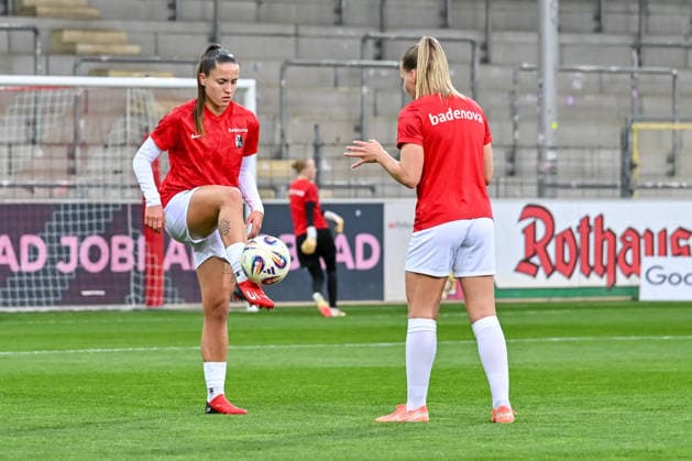 Selina Vobian SC Freiburg, 10 and Lisa Karl SC Freiburg, 02 warming up with ball GER, SC Freiburg 1 FC Nuernberg, Women Football, Google Pixel Women Bundesliga, Matchday 20, Season 2025 2026, 13 03 2026 DFB REGULATIONS PROHIBIT ANY USE OF PHOTOGRAPHS AS IMAGE SEQUENCES AND OR QUASI VIDEO GER, SC Freiburg 1 FC Nuernberg, Women Football, Google Pixel Women Bundesliga, Matchday 20, Season 2025 2026, 13 03 2026 Freiburg Copyright: xEibner-Pressefoto ThomasxHessx EP_THS