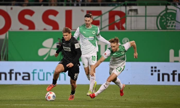 13 03 2026, Football, Men, 2 Bundesliga, Season 2025 2026, SpVgg Greuther Fürth SV 07 Elversberg, Lasse Günther SV 07 Elversberg Branimir Hrgota SpVgg Greuther Fürth Jannik Dehm SpVgg Greuther Fürth Fürth Sportpark Ronhof Thomas Sommer Bayern Germany DEU Copyright: xFabianxKleerx
