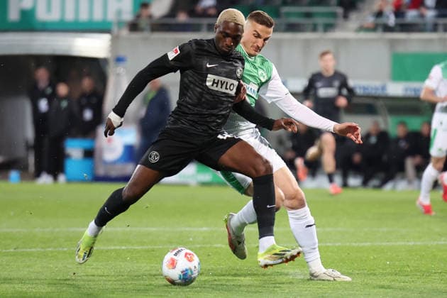 13 03 2026, xrekx, Fußball 2 Bundesliga, SpVgg Greuther Fuerth SV Elversberg v l David Mokwa SV 07 Elversberg Philipp Ziereis SpVgg Greuther Fuerth Zweikampf, Aktion, action, battle for the ball DFL DFB REGULATIONS PROHIBIT ANY USE OF PHOTOGRAPHS as IMAGE SEQUENCES and or QUASI VIDEO Fuerth
