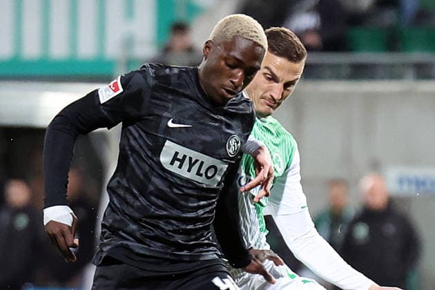 13 03 2026, xrekx, Fußball 2 Bundesliga, SpVgg Greuther Fuerth SV Elversberg v l David Mokwa SV 07 Elversberg Philipp Ziereis SpVgg Greuther Fuerth Zweikampf, Aktion, action, battle for the ball DFL DFB REGULATIONS PROHIBIT ANY USE OF PHOTOGRAPHS as IMAGE SEQUENCES and or QUASI VIDEO Fuerth