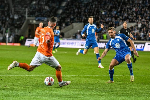 Soccer I Men I Season 2025 2026 I 2 Bundesliga I 26 Matchday I 1 FC Magdeburg SV Darmstadt 98 I 13 03 2026 Goal kick Marco Richter 23, SV Darmstadt 98 , Alexander Nollenberger 17, 1 FC Magdeburg in a defensive action Magdeburg Avnet Arena Heinz Krügel Platz 1 Sachsen Anhalt Germany Copyright: xLobeca InesxHähnelx