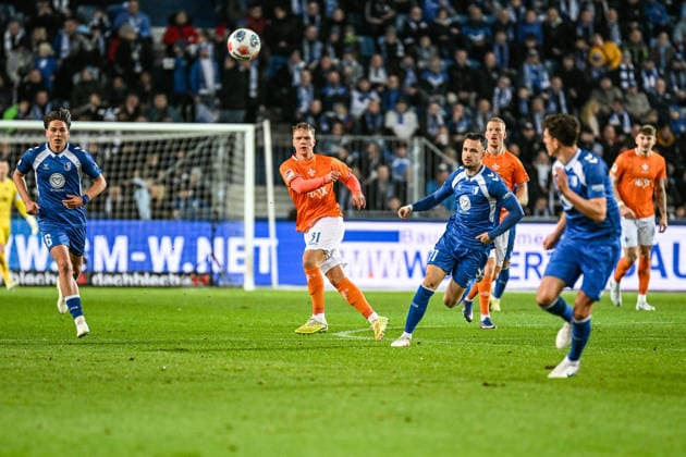 Soccer I Men I Season 2025 2026 I 2 Bundesliga I 26 Matchday I 1 FC Magdeburg SV Darmstadt 98 I 13 03 2026 Niklas Uwe Schmidt 31, SV Darmstadt 98 crosses forward from midfield Magdeburg Avnet Arena Heinz Krügel Platz 1 Sachsen Anhalt Germany Copyright: xLobeca InesxHähnelx
