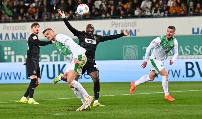 13 03 2026 Soccer Season 2025 2026 2 Soccer Bundesliga 26 Matchday SpVgg Greuther Fürth Kleeblatt SGF SV Elversberg SVE Sportfoto Zink xwoxzix DFL regulations prohibit any use of photographs as image sequences and or quasi video only for editorial use Philipp Ziereis 4, SpVgg Greuther Fürth Kopfball Chance Torchance