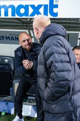 Sport Vorstand Nils Ole Book SV 07 Elversberg gruesst Cheftrainer Heiko Vogel Spvgg Greuther Fuerth , rechts, Spvgg Greuther Fuerth vs SV Elversberg Fussball, Maenner, 2 Bundesliga, Saison 2025 2026, Rueckrunde, 26 Spieltag, 13 03 2026 DFB regulations prohibit any use of photographs as image sequences and or quasi video Fuerth Bayern Deutschland Copyright: xkolbert-press MartinxAgüerax