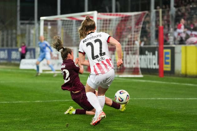 Google Pixel Womens Bundesliga SC Freiburg vs 1 FC Nürnberg, 13 03 2026 Lisa Kolb SC Freiburg, 22 with an attempted cross which is blocked by Julia Pollak 1 FC Nürnberg, 22 with a sliding tackle Google Pixel Womens Bundesliga SC Freiburg vs 1 FC Nürnberg, Dreisamstadion, 13 03 2026 DFB DFL REGULATIONS PROHIBIT ANY USE OF PHOTOGRAPHS AS IMAGE SEQUENCES AND OR QUASI VIDEO Copyright: xBEAUTIFULxSPORTS Boscox