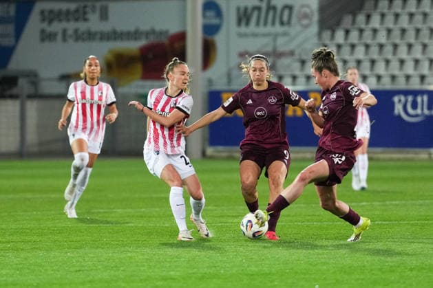 Google Pixel Womens Bundesliga SC Freiburg vs 1 FC Nürnberg, 13 03 2026 Fight for the ball between Lisa Kolb SC Freiburg, 22 , Laura Miller 1 FC Nürnberg, 9 and Julia Pollak 1 FC Nürnberg, 22 Google Pixel Womens Bundesliga SC Freiburg vs 1 FC Nürnberg, Dreisamstadion, 13 03 2026 DFB DFL REGULATIONS PROHIBIT ANY USE OF PHOTOGRAPHS AS IMAGE SEQUENCES AND OR QUASI VIDEO Copyright: xBEAUTIFULxSPORTS Boscox