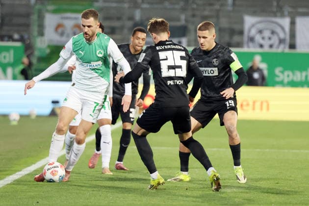 13 03 2026, xrekx, Soccer 2 Bundesliga, SpVgg Greuther Fuerth SV Elversberg v l Dennis Srbeny SpVgg Greuther Fuerth Lukas Petkov SV 07 Elversberg Lukas Pinckert SV 07 Elversberg Zweikampf, Aktion, action, battle for the ball DFL DFB REGULATIONS PROHIBIT ANY USE OF PHOTOGRAPHS as IMAGE SEQUENCES and or QUASI VIDEO Fuerth