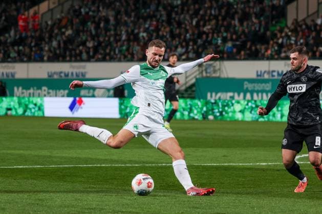 Dennis Srbeny 7 Spvgg Greuther Fuerth in action against Lukasz Poreba 8 SV 07 Elversberg , Spvgg Greuther Fuerth vs SV Elversberg Fußball, Maenner, 2 Bundesliga, Saison 2025 2026, Rueckrunde, 26 Spieltag, 13 03 2026 DFB regulations prohibit any use of photographs as image sequences and or quasi video Fuerth Bayern Germany Copyright: xkolbert-press MartinxAgüerax
