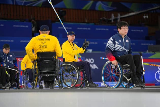 CORTINA, ITALIEN 20260313 Viljo Petersson-Dahl (mitten) under bronsmatchen i curling mixad mellan Sydkorea och Sverige i Paralympics pa Cortina Curling Olympic Stadium. *** Bilden ingar i SPORTPAKET. För övriga BETALBILD *** CORTINA ITALIEN x10500x *** CORTINA, ITALY 20260313 Viljo Petersson Dahl center during the bronze medal match in mixed curling between South Korea and Sweden in the Paralympics at the Cortina Curling Olympic Stadium Picture in SPORT PACKAGE For others PAY PICTURE CORTINA ITALY x10500x  Copyright: xMagnusxLejhall ParasportxSverige TT TTx PARALYMPICS 2026 CURLING