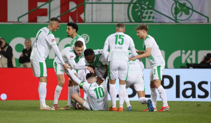 13 03 2026, Football, Men, 2 Bundesliga, Season 2025 2026, SpVgg Greuther Fürth SV 07 Elversberg, The players of SpVgg Greuther Fürth celebrate the goal to 1 0 by Branimir Hrgota SpVgg Greuther Fürth Fürth Sportpark Ronhof Thomas Sommer Bayern Germany DEU Copyright: xFabianxKleerx