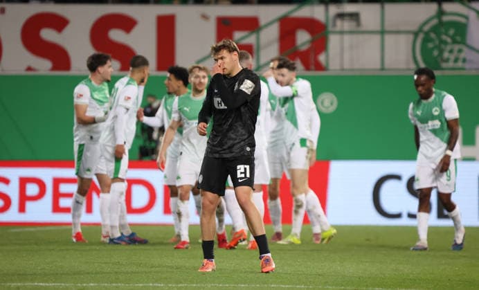 13 03 2026, Football, Men, 2 Bundesliga, Season 2025 2026, SpVgg Greuther Fürth SV 07 Elversberg, The players of SpVgg Greuther Fürth celebrate the goal to 1 0 by Branimir Hrgota SpVgg Greuther Fürth , Lasse Günther SV 07 Elversberg disappointed Fürth Sportpark Ronhof Thomas Sommer Bayern Germany DEU Copyright: xFabianxKleerx