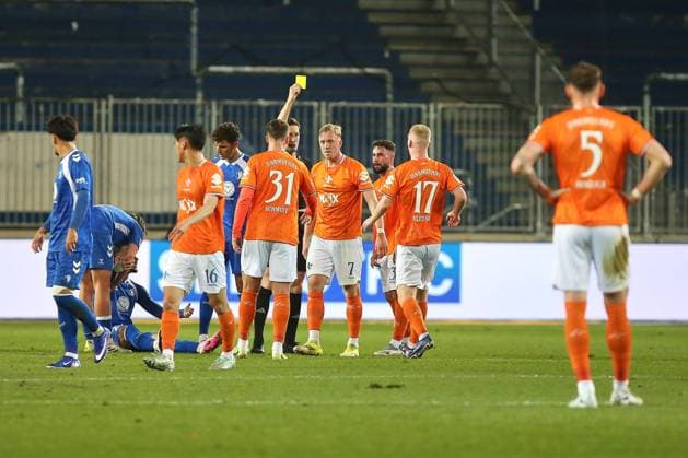 Magdeburg, Saxony-Anhalt, Germany, 13 03 2026 Avnet Arena 26 Matchday, Season 2025 26, 2 Soccer Bundesliga 1 FC Magdeburg Darmstadt 98 Referee Matthias Jöllenbeck shows the yellow card for Isac Lidberg SV Darmstadt 98 Copyright: xdtsxNachrichtenagenturx dts_110626