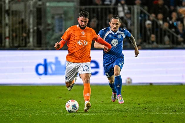 Soccer I Men I Season 2025 2026 I 2 Bundesliga I 26 Matchday I 1 FC Magdeburg SV Darmstadt 98 I 13 03 2026 Running duel between Marco Richter 23, SV Darmstadt 98 and Baris Atik 23, 1 FC Magdeburg Magdeburg Avnet Arena Heinz Krügel Platz 1 Sachsen Anhalt Germany Copyright: xLobeca InesxHähnelx