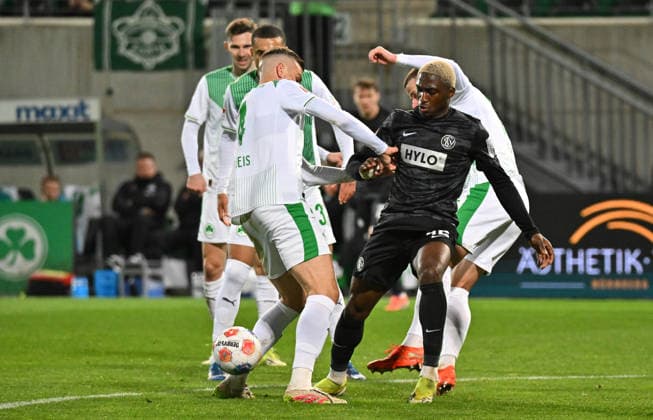 13 03 2026 Soccer Season 2025 2026 2 Soccer Bundesliga 26 Matchday SpVgg Greuther Fürth Kleeblatt SGF SV Elversberg SVE Sportfoto Zink MeZi xmexzix DFL regulations prohibit any use of photographs as image sequences and or quasi video only for editorial use Philipp Ziereis 4, SpVgg Greuther Fürth David Mokwa Ntusu 42, SV Elversberg, rechts