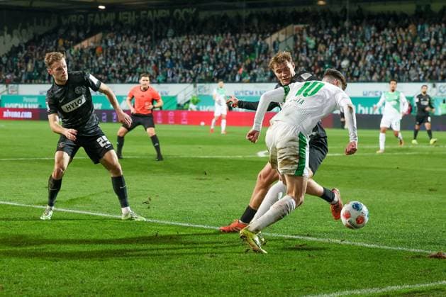 Branimir Hrgota 10 Spvgg Greuther Fuerth in action with Lasse Guenther 21 SV 07 Elversberg , Spvgg Greuther Fuerth vs SV Elversberg Football, Men, 2 Bundesliga, Saison 2025 2026, Rueckrunde, 26 Spieltag, 13 03 2026 DFB regulations prohibit any use of photographs as image sequences and or quasi video Fuerth Bayern Germany Copyright: xkolbert-press MartinxAgüerax